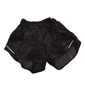 lululemon black camo hotty hot 2.5" shorts 🖤